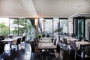 Paneles transparentes con perfilería perimetral que personaliza los espacios exteriores e interiores de un restaurante en Perugia.