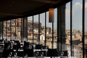 Unas pestañas situadas en la parte superior de los paneles deslizantes transparentes permiten un cerramiento hermético del restaurante.