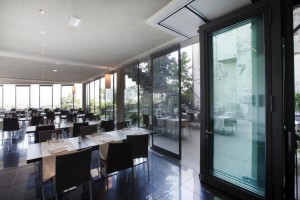 Unas pestañas situadas en la parte superior de los paneles deslizantes transparentes permiten un cerramiento hermético del restaurante.