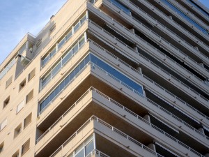 Los paneles de cristal del cerramiento pueden deslizarse a través de las esquinas de la terraza. 