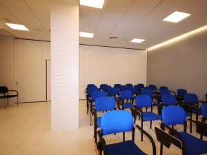 Aula de formación aislada acústicamente mediante paneles especiales en un colegio profesional