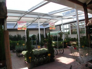 El techo móvil ayuda a mantener una temperatura regular durante todo el año en los espacios de esta floristería.