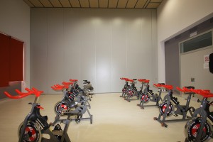  Tabiques móviles usados para multiplicar los espacios interiores de un gimnasio situado en Villatuerta, Navarra.