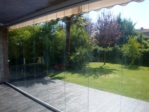 Los cerramientos transparentes garantizan mucha luminosidad y un buen acabado estético para integrar los espacios.