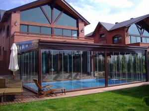 El techo móvil de aluminio permite que el cliente personalice el cerramiento de la piscina según sus necesidades.