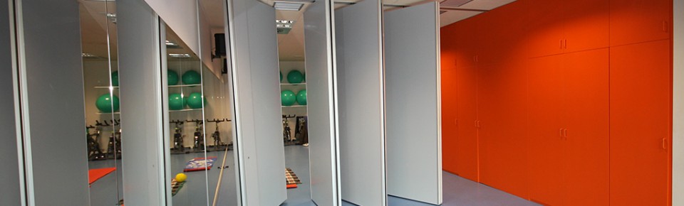 Estos grandes paneles interiores móviles garantizan el aislamiento acústico entre espacios adosados de este gimnasio de Villatuerta.